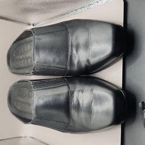 Easy Spirit womens clogs. Widewidth